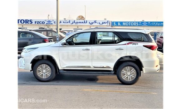 Acheter Import Voiture Toyota Fortuner Blanc à Import - Dubai, Harare Acheter Import Voiture Toyota Fortuner Blanc à Import - Dubai, Harare