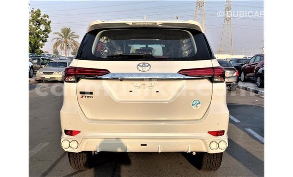 Acheter Import Voiture Toyota Fortuner Blanc à Import - Dubai, Harare Acheter Import Voiture Toyota Fortuner Blanc à Import - Dubai, Harare