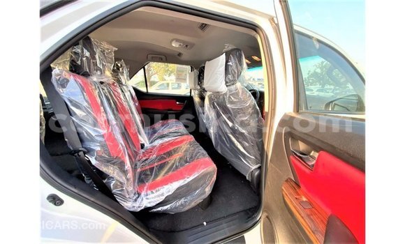 Acheter Import Voiture Toyota Fortuner Blanc à Import - Dubai, Harare Acheter Import Voiture Toyota Fortuner Blanc à Import - Dubai, Harare
