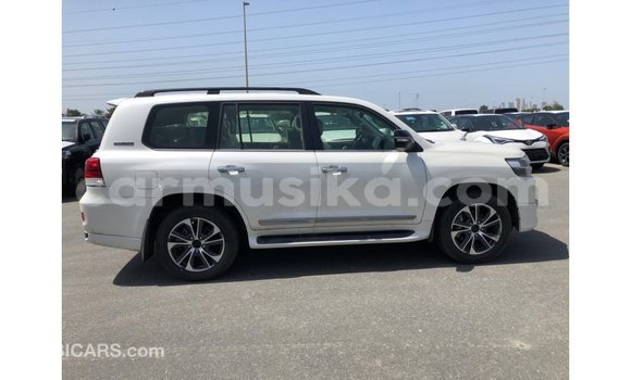 Acheter Import Voiture Toyota Land Cruiser Blanc à Import - Dubai, Harare Acheter Import Voiture Toyota Land Cruiser Blanc à Import - Dubai, Harare