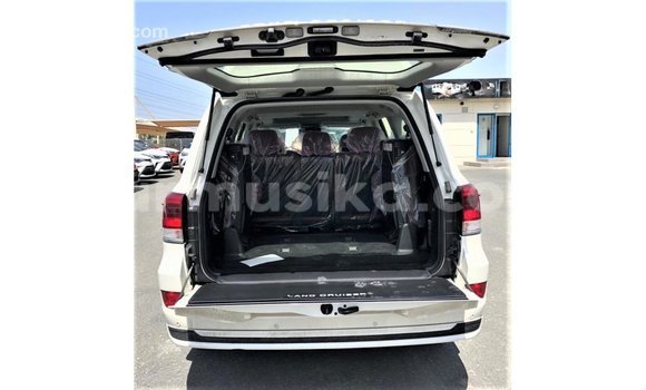 Acheter Import Voiture Toyota Land Cruiser Blanc à Import - Dubai, Harare Acheter Import Voiture Toyota Land Cruiser Blanc à Import - Dubai, Harare