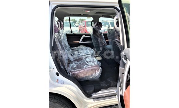 Acheter Import Voiture Toyota Land Cruiser Blanc à Import - Dubai, Harare Acheter Import Voiture Toyota Land Cruiser Blanc à Import - Dubai, Harare