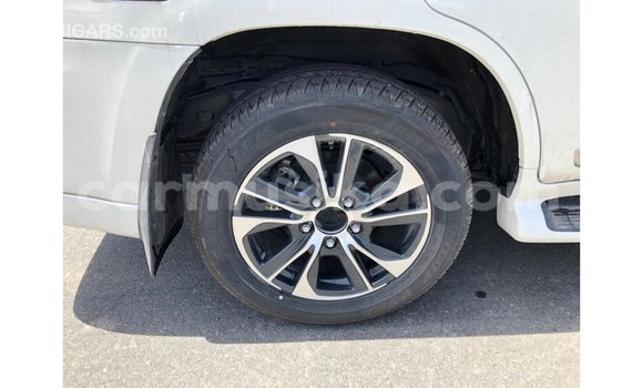 Acheter Import Voiture Toyota Land Cruiser Blanc à Import - Dubai, Harare Acheter Import Voiture Toyota Land Cruiser Blanc à Import - Dubai, Harare