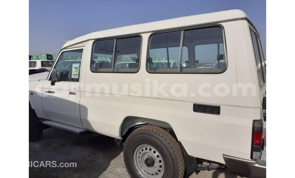 Acheter Import Voiture Toyota Land Cruiser Blanc à Import - Dubai, Harare Acheter Import Voiture Toyota Land Cruiser Blanc à Import - Dubai, Harare