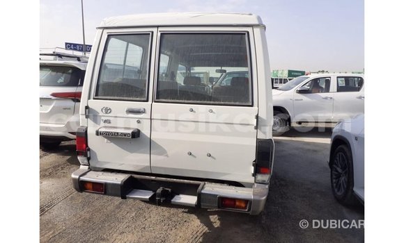 Acheter Import Voiture Toyota Land Cruiser Blanc à Import - Dubai, Harare Acheter Import Voiture Toyota Land Cruiser Blanc à Import - Dubai, Harare