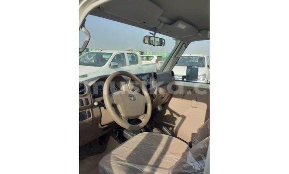 Acheter Import Voiture Toyota Land Cruiser Blanc à Import - Dubai, Harare Acheter Import Voiture Toyota Land Cruiser Blanc à Import - Dubai, Harare