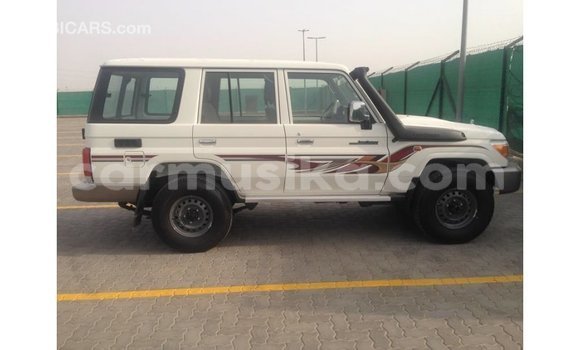 Acheter Import Voiture Toyota Land Cruiser Blanc à Import - Dubai, Harare Acheter Import Voiture Toyota Land Cruiser Blanc à Import - Dubai, Harare
