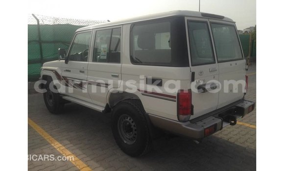 Acheter Import Voiture Toyota Land Cruiser Blanc à Import - Dubai, Harare Acheter Import Voiture Toyota Land Cruiser Blanc à Import - Dubai, Harare
