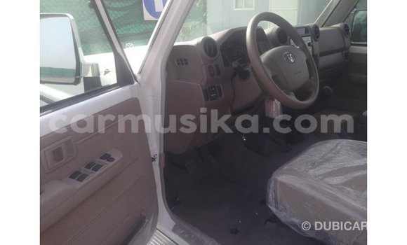 Acheter Import Voiture Toyota Land Cruiser Blanc à Import - Dubai, Harare Acheter Import Voiture Toyota Land Cruiser Blanc à Import - Dubai, Harare