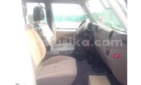 Acheter Import Voiture Toyota Land Cruiser Blanc à Import - Dubai, Harare Acheter Import Voiture Toyota Land Cruiser Blanc à Import - Dubai, Harare