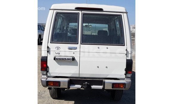 Acheter Import Voiture Toyota Land Cruiser Blanc à Import - Dubai, Harare Acheter Import Voiture Toyota Land Cruiser Blanc à Import - Dubai, Harare