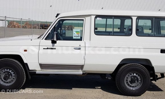 Acheter Import Voiture Toyota Land Cruiser Blanc à Import - Dubai, Harare Acheter Import Voiture Toyota Land Cruiser Blanc à Import - Dubai, Harare