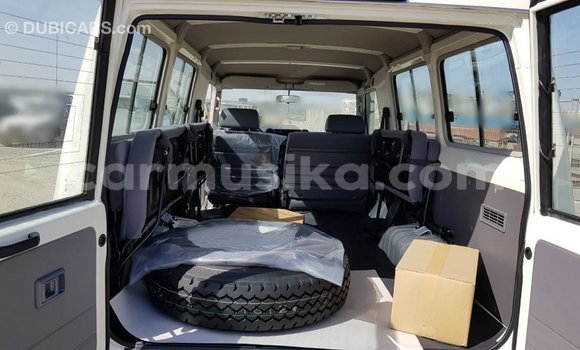 Acheter Import Voiture Toyota Land Cruiser Blanc à Import - Dubai, Harare Acheter Import Voiture Toyota Land Cruiser Blanc à Import - Dubai, Harare