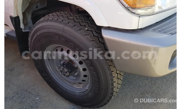 Acheter Import Voiture Toyota Land Cruiser Blanc à Import - Dubai, Harare Acheter Import Voiture Toyota Land Cruiser Blanc à Import - Dubai, Harare