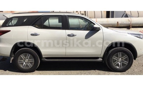 Acheter Import Voiture Toyota Fortuner Blanc à Import - Dubai, Harare Acheter Import Voiture Toyota Fortuner Blanc à Import - Dubai, Harare