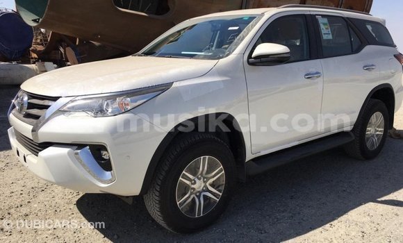 Acheter Import Voiture Toyota Fortuner Blanc à Import - Dubai, Harare Acheter Import Voiture Toyota Fortuner Blanc à Import - Dubai, Harare