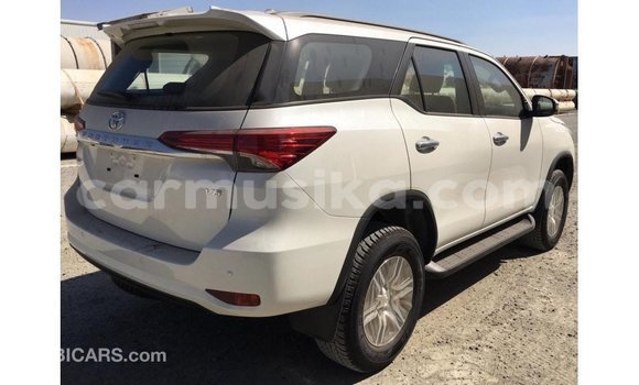 Acheter Import Voiture Toyota Fortuner Blanc à Import - Dubai, Harare Acheter Import Voiture Toyota Fortuner Blanc à Import - Dubai, Harare