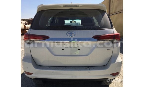Acheter Import Voiture Toyota Fortuner Blanc à Import - Dubai, Harare Acheter Import Voiture Toyota Fortuner Blanc à Import - Dubai, Harare
