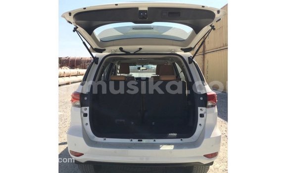 Acheter Import Voiture Toyota Fortuner Blanc à Import - Dubai, Harare Acheter Import Voiture Toyota Fortuner Blanc à Import - Dubai, Harare