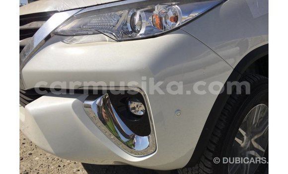 Acheter Import Voiture Toyota Fortuner Blanc à Import - Dubai, Harare Acheter Import Voiture Toyota Fortuner Blanc à Import - Dubai, Harare