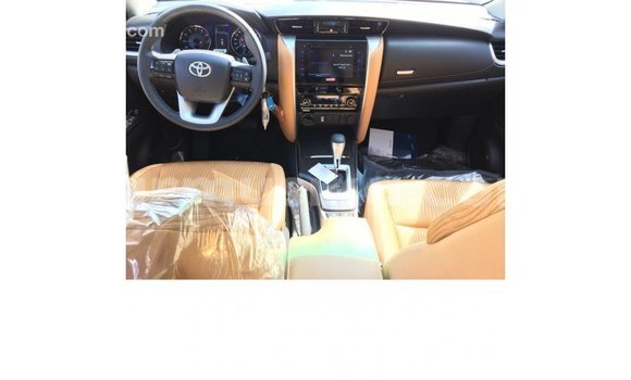 Acheter Import Voiture Toyota Fortuner Blanc à Import - Dubai, Harare Acheter Import Voiture Toyota Fortuner Blanc à Import - Dubai, Harare