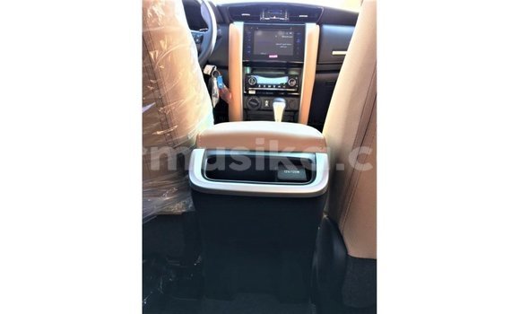 Acheter Import Voiture Toyota Fortuner Blanc à Import - Dubai, Harare Acheter Import Voiture Toyota Fortuner Blanc à Import - Dubai, Harare
