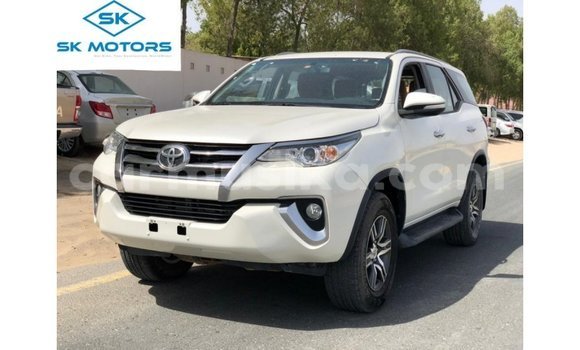 Acheter Import Voiture Toyota Fortuner Blanc à Import - Dubai, Harare Acheter Import Voiture Toyota Fortuner Blanc à Import - Dubai, Harare