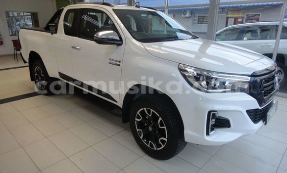 Buy Used Toyota Hilux White Car in Beitbridge in Matabeleland South
