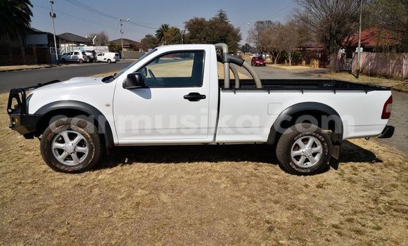 Nunua Ilio tumika Isuzu KB Nyeupe Gari ndani ya Beitbridge nchini Matabeleland Kusini Nunua Ilio tumika Isuzu KB Nyeupe Gari ndani ya Beitbridge nchini Matabeleland Kusini