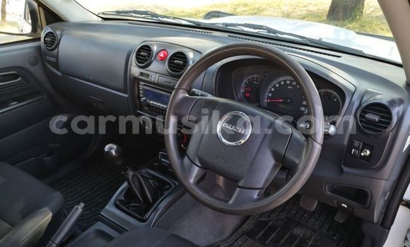 Nunua Ilio tumika Isuzu KB Nyeupe Gari ndani ya Beitbridge nchini Matabeleland Kusini Nunua Ilio tumika Isuzu KB Nyeupe Gari ndani ya Beitbridge nchini Matabeleland Kusini