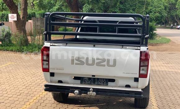 Tenga Tsaru Isuzu KB Chena Mota in Bulawayo in Bulawayo Tenga Tsaru Isuzu KB Chena Mota in Bulawayo in Bulawayo