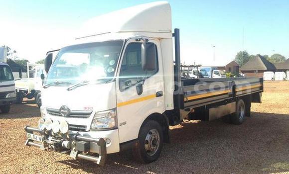 Acheter Occasion Utilitaire Hino 300 Series Noir à Beitbridge, Matabeleland South Acheter Occasion Utilitaire Hino 300 Series Noir à Beitbridge, Matabeleland South