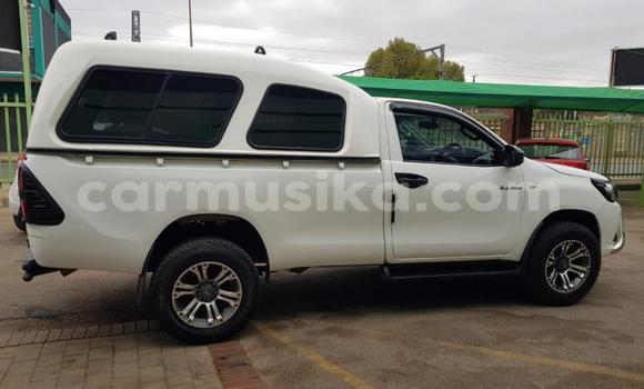 Buy Used Toyota Hilux White Car in Beitbridge in Matabeleland South Buy Used Toyota Hilux White Car in Beitbridge in Matabeleland South