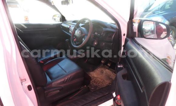 Nunua Ilio tumika Toyota Hilux Nyeupe Gari ndani ya Beitbridge nchini Matabeleland Kusini Nunua Ilio tumika Toyota Hilux Nyeupe Gari ndani ya Beitbridge nchini Matabeleland Kusini