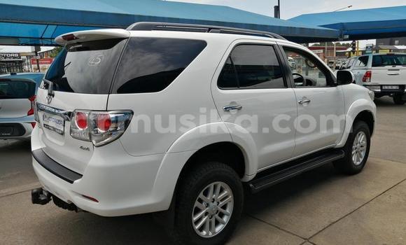 Acheter Occasion Voiture Toyota Fortuner Blanc à Beitbridge, Matabeleland South Acheter Occasion Voiture Toyota Fortuner Blanc à Beitbridge, Matabeleland South
