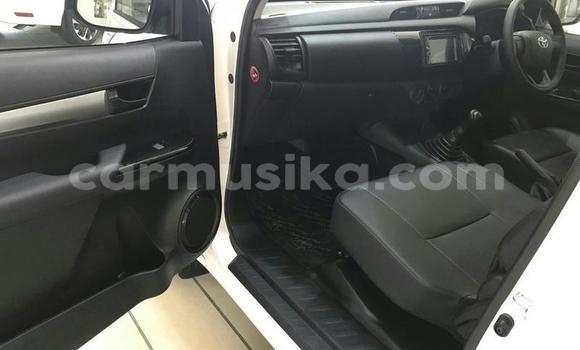 Tenga Tsaru Toyota Hilux Chena Mota in Beitbridge in Matabeleland South Tenga Tsaru Toyota Hilux Chena Mota in Beitbridge in Matabeleland South