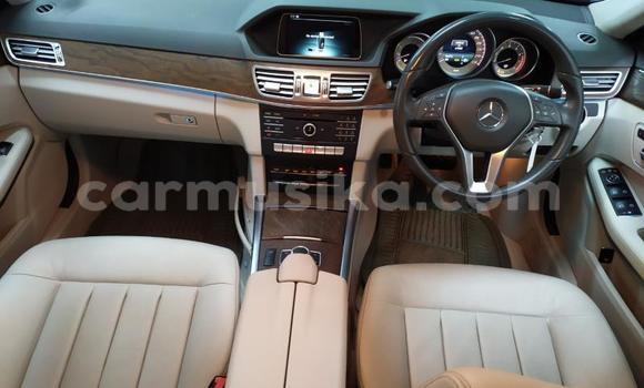 Nunua Ilio tumika Mercedes‒Benz E–Class Fedha Gari ndani ya Beitbridge nchini Matabeleland Kusini Nunua Ilio tumika Mercedes‒Benz E–Class Fedha Gari ndani ya Beitbridge nchini Matabeleland Kusini