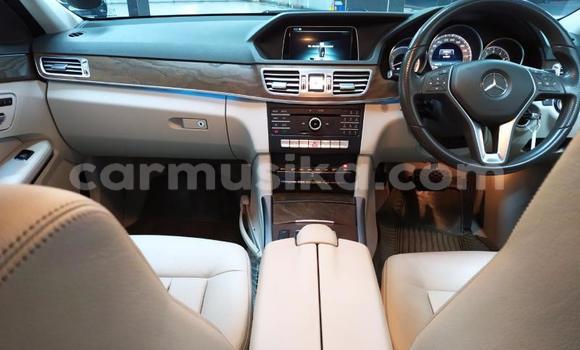 Nunua Ilio tumika Mercedes‒Benz E–Class Fedha Gari ndani ya Beitbridge nchini Matabeleland Kusini Nunua Ilio tumika Mercedes‒Benz E–Class Fedha Gari ndani ya Beitbridge nchini Matabeleland Kusini