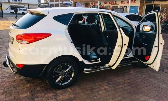 Nunua Ilio tumika Hyundai ix35 Nyeupe Gari ndani ya Beitbridge nchini Matabeleland Kusini Nunua Ilio tumika Hyundai ix35 Nyeupe Gari ndani ya Beitbridge nchini Matabeleland Kusini