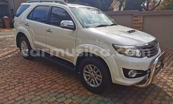 Acheter Occasion Voiture Toyota Fortuner Blanc à Beitbridge, Matabeleland South Acheter Occasion Voiture Toyota Fortuner Blanc à Beitbridge, Matabeleland South