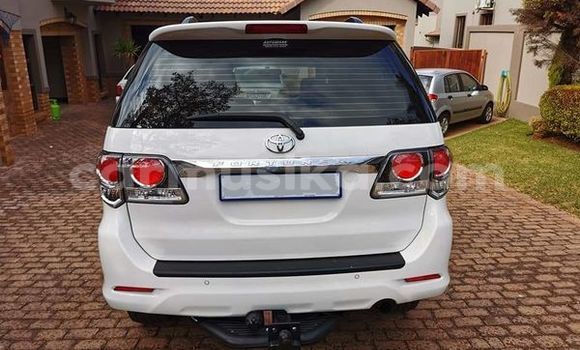 Acheter Occasion Voiture Toyota Fortuner Blanc à Beitbridge, Matabeleland South Acheter Occasion Voiture Toyota Fortuner Blanc à Beitbridge, Matabeleland South