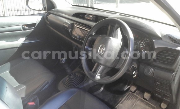 Buy Used Toyota Hilux White Car in Beitbridge in Matabeleland South Buy Used Toyota Hilux White Car in Beitbridge in Matabeleland South