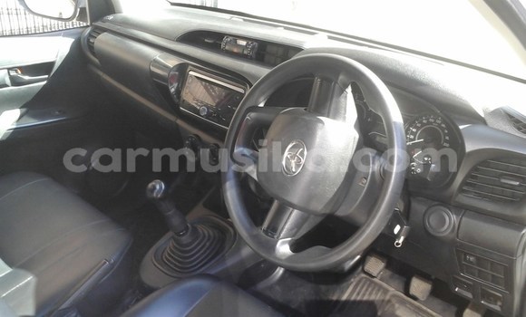 Buy Used Toyota Hilux White Car in Beitbridge in Matabeleland South Buy Used Toyota Hilux White Car in Beitbridge in Matabeleland South