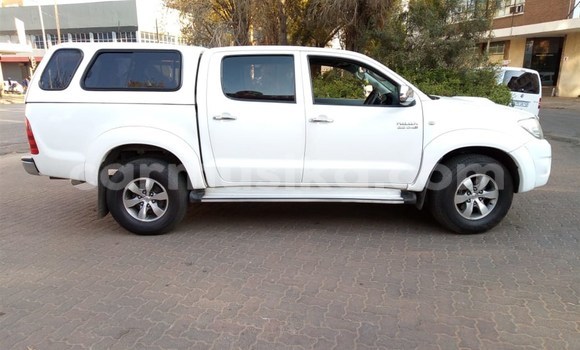 Tenga Tsaru Toyota Hilux Chena Mota in Beitbridge in Matabeleland South Tenga Tsaru Toyota Hilux Chena Mota in Beitbridge in Matabeleland South