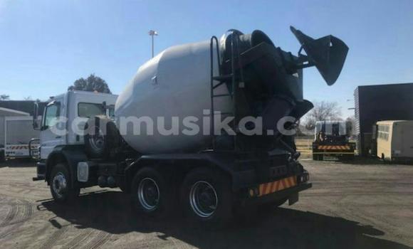 Nunua Ilio tumika Mercedes‒Benz Arocs Nyeupe Lori ndani ya Beitbridge nchini Matabeleland Kusini Nunua Ilio tumika Mercedes‒Benz Arocs Nyeupe Lori ndani ya Beitbridge nchini Matabeleland Kusini