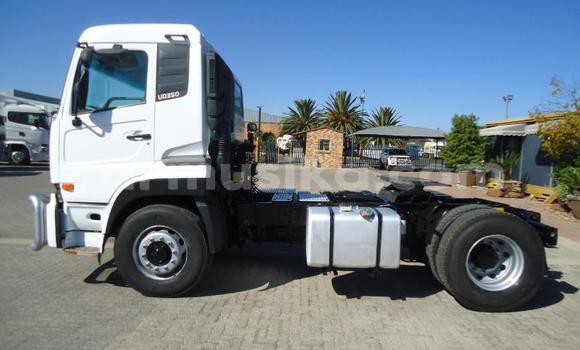 Acheter Occasion Voiture Nissan Urvan Blanc à Beitbridge, Matabeleland South Acheter Occasion Voiture Nissan Urvan Blanc à Beitbridge, Matabeleland South