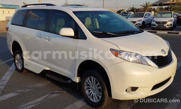 Tenga Imported Toyota Sienna Chena Mota in Import - Dubai in Harare Tenga Imported Toyota Sienna Chena Mota in Import - Dubai in Harare