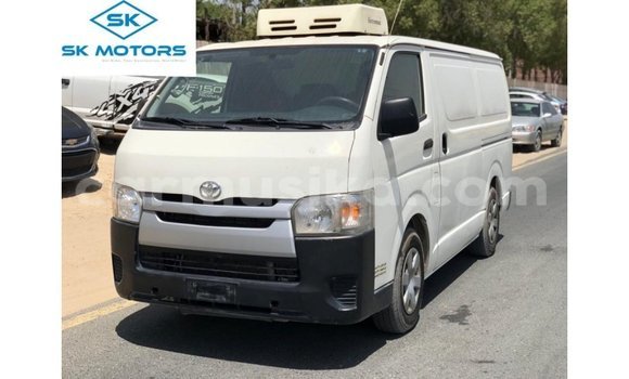 Tenga Imported Toyota Hiace Chena Mota in Import - Dubai in Harare