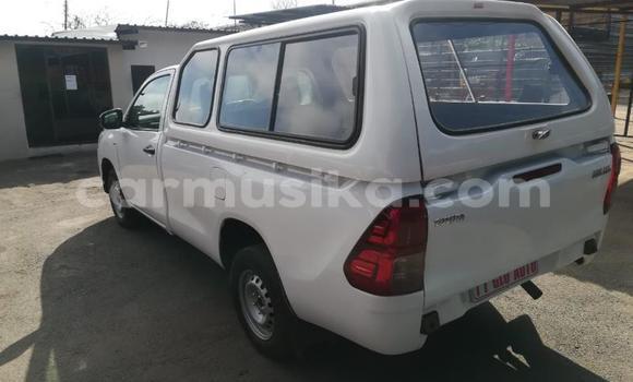 Buy Used Toyota Hilux White Car in Beitbridge in Matabeleland South Buy Used Toyota Hilux White Car in Beitbridge in Matabeleland South