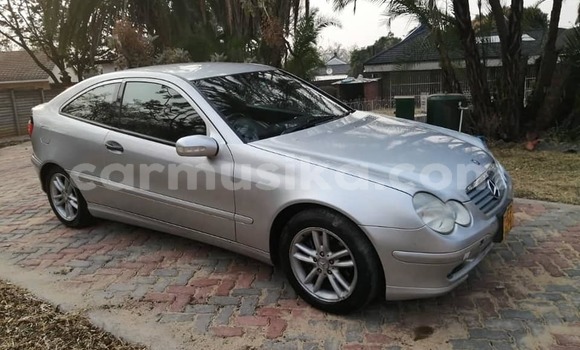 Nunua Ilio tumika Mercedes‒Benz C–Class Fedha Gari ndani ya Harare nchini Harare